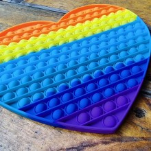 Jucarie antistres SIKS® senzoriala din silicon Pop It Now, pentru copii, impermeabila, forma inima uriasa, curcubeu